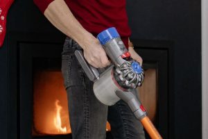 how to clean dyson v8 filters